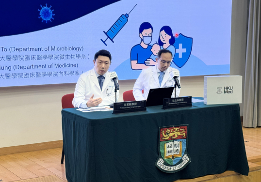 孔繁毅教授（左）表示，研究結果反映香港社區對「K亞分支」病毒株的免疫屏障不足，且顯著低於對早前流行的 J.2.2 亞分支。
 